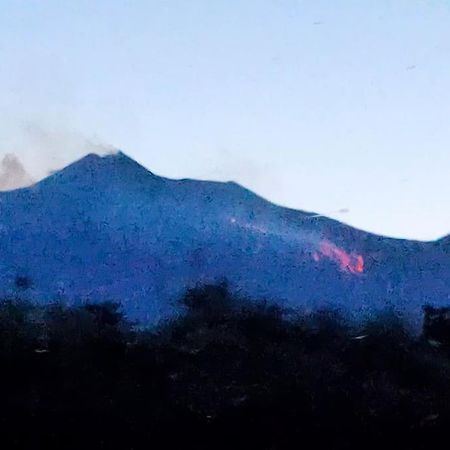 Loft Sotto Il Vulcano, Con Posto Auto Privato Zafferana Etnea Exterior foto